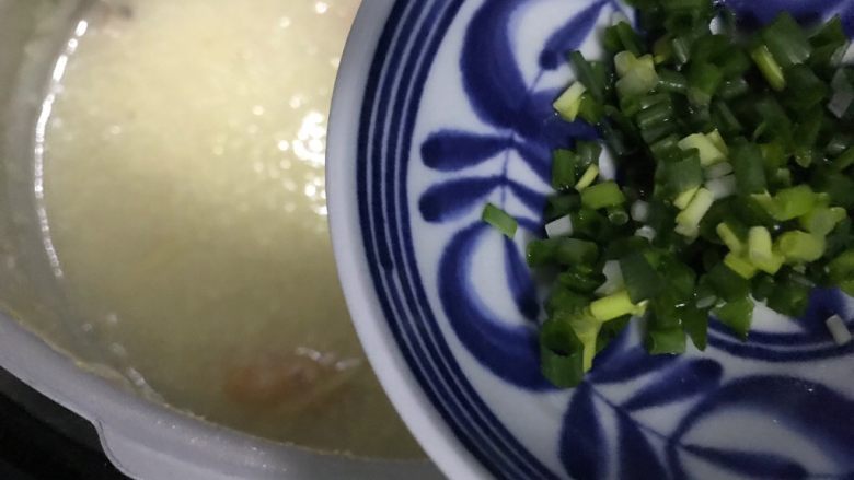鸡汁虾干小米粥,加入小葱,即可