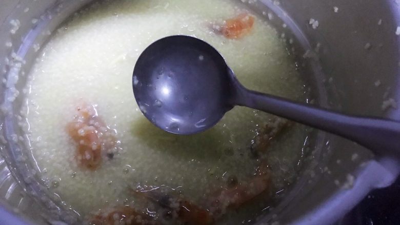 鸡汁虾干小米粥,搅拌均匀,开着锅盖再煮5分钟
