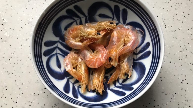 鸡汁虾干小米粥,<a style='color:red;display:inline-block;' href='/shicai/ 290'>虾干</a>剪去虾枪虾须,洗净