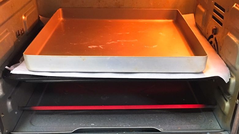 喜饼-肉松味,烤箱预热完成,烤盘放入烤箱下二层,烤制8分钟定型。