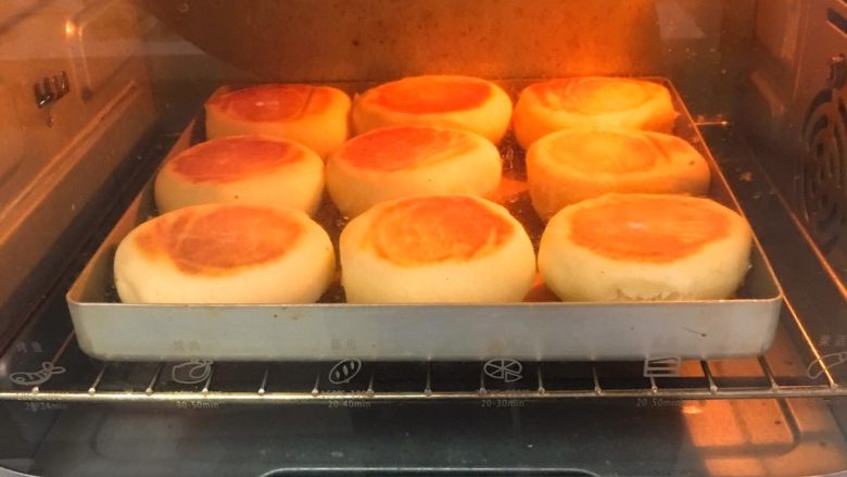 喜饼-肉松味,定型完成后拿出翻面,喜饼移入金盘,送入烤箱最下层,烤制10分钟。