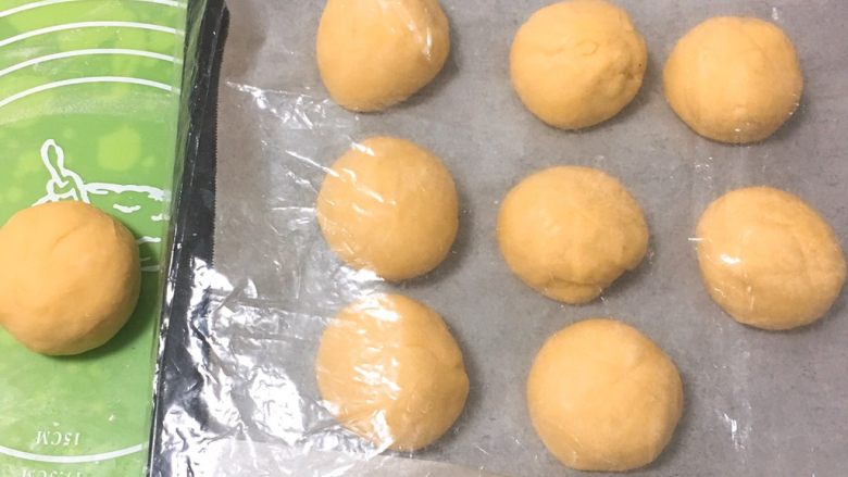 喜饼-肉松味,分成九个剂子,滚圆用保鲜膜盖上,面团容易风化。
