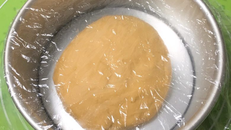 喜饼-肉松味,放入模具,盖上保鲜膜。