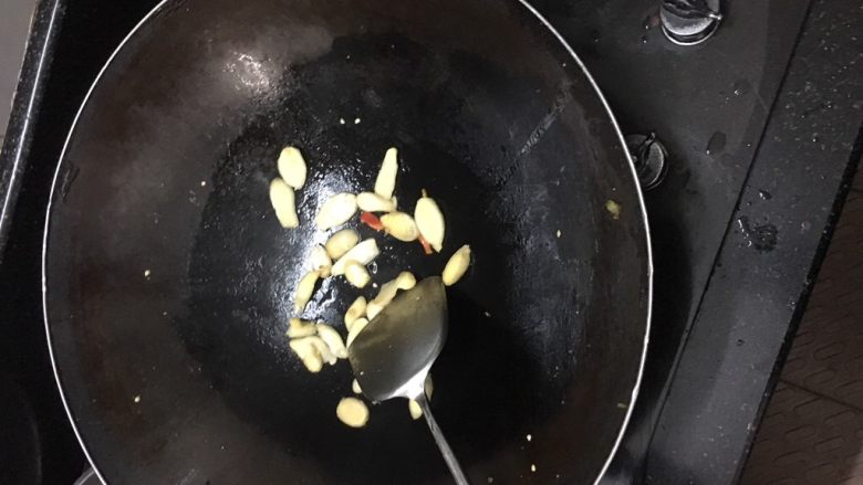 啤酒鸭,炒好姜片，然后放入香料炒香