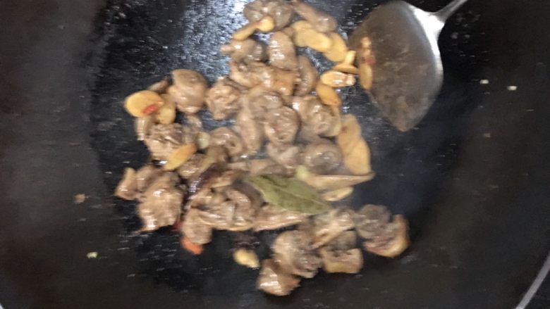 啤酒鸭,放入鸭肉，翻入二块南乳，翻炒均匀。
