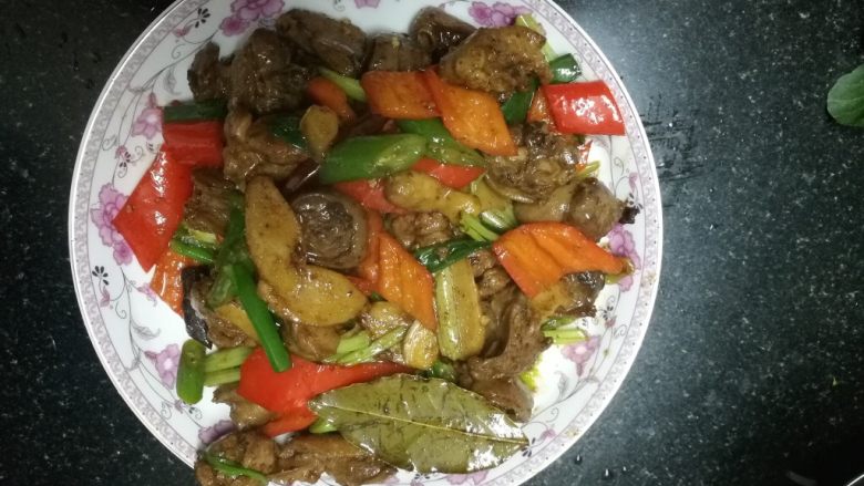啤酒鸭,汁水变浓放入香芹，辣椒。5分钟就可以出锅。