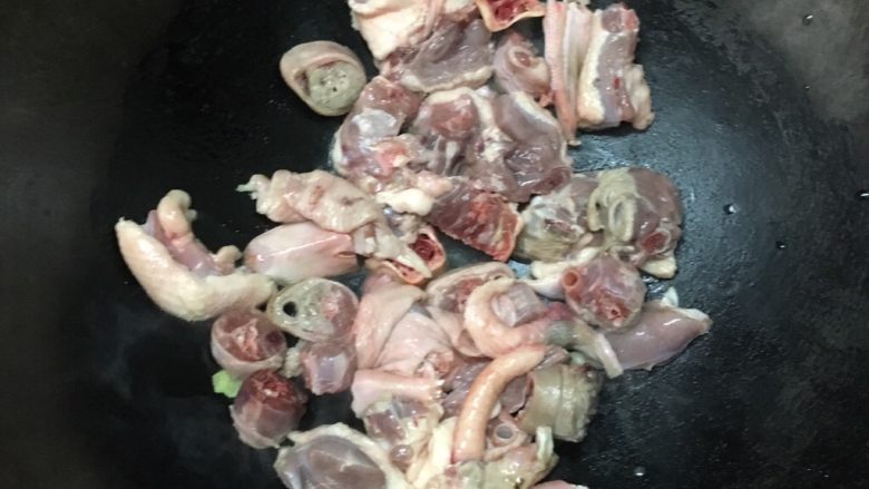 啤酒鸭,干锅爆香鸭肉，去除多余鸭油