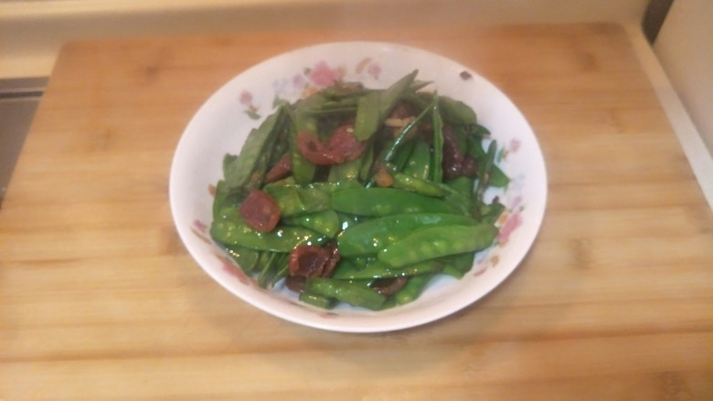 香肠炒荷兰豆,炒一下完成了。