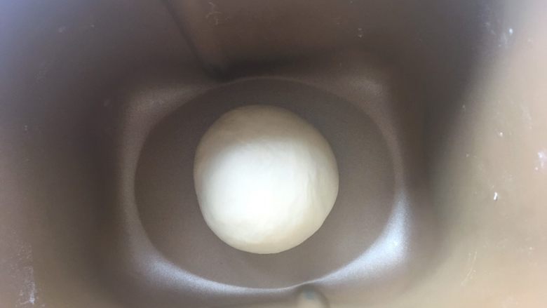 黑椒牛肉肠披萨,将面团揉光滑,放入面包桶内,启动发酵程序发酵面团