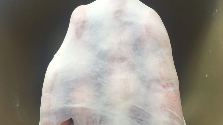 黑椒牛肉肠披萨,揉好的面团切下一小块,慢慢撑开,可以撑出手套膜