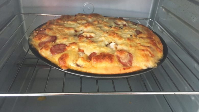 黑椒牛肉肠披萨,出炉不烫时就可以吃啦,薄薄的饼底搭配上黑椒牛肉肠,切下一小块还有长长的拉丝,吃起来特别过瘾