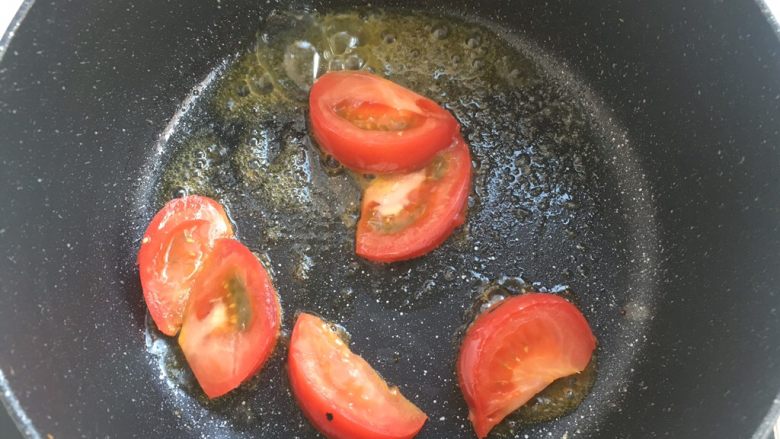 黑椒牛肉肠披萨,放入西红柿翻炒