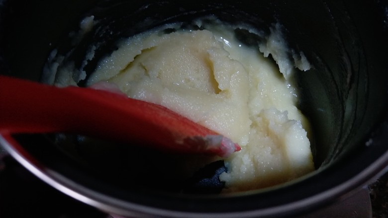 日式棉花蛋糕,把低粉过筛到油里,用刮刀拌均匀