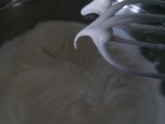 日式棉花蛋糕,分三次把砂糖加入到蛋清内,用电动打蛋器低速打发至湿性发泡,提起打蛋器呈小弯勾状