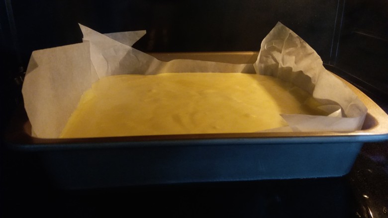 日式棉花蛋糕,采用水浴法烘烤。就是大烤盘内放水,装蛋糕糊的模具放在有水的大烤盘里。