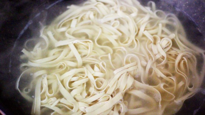 上汤干丝,同样的方法把豆腐皮也焯水、看见豆腐皮变软后,立马捞出沥干水分备用。