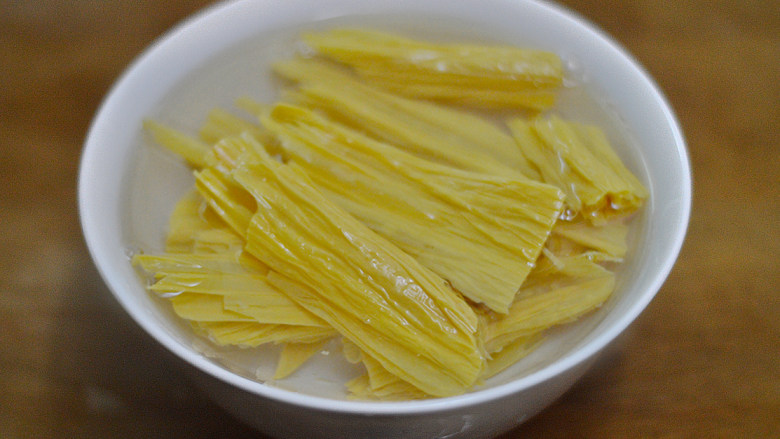 快手麻辣烫,腐竹掰成小段,放入清<a style='color:red;display:inline-block;' href='/shicai/ 156925'>水</a>碗中