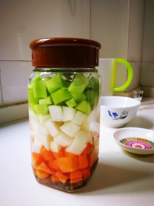 酒香麻麻泡菜,盖上瓶盖子泡发一直两天,看气温高低调节泡发时间
