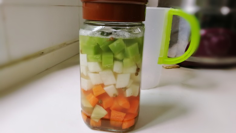 酒香麻麻泡菜,看到冒气泡,上面有很多气泡就算泡好了,一次吃不完,捞出泡菜放入别的器皿里面放入冰箱冷藏。泡菜水还可以继续泡菜,每次适当再加一点盐,糖,花椒就可以了