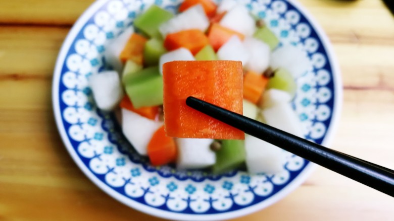 酒香麻麻泡菜,胡萝卜泡的非常脆