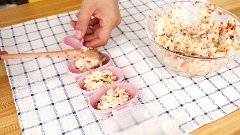 时蔬火腿饭团,放入摇饭器中,摇一摇
tips:摇饭器简直是神器,建议常做饭团的宝妈入一个,可比用保鲜膜捏饭团快多了,还不沾手