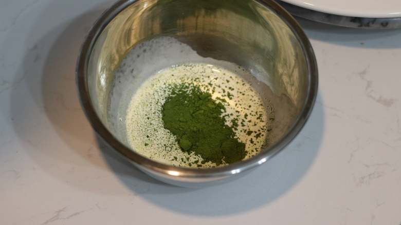 圣诞树枫糖戚风, 制作外层抹面奶油———20g淡奶油,加入抹茶粉后隔热水边加热边搅拌至抹茶粉完全融化没有颗粒