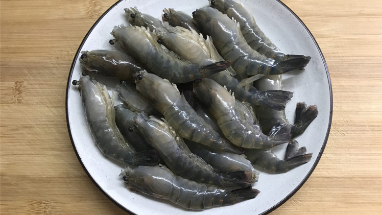 八宝酱焖虾,清洗干净。
