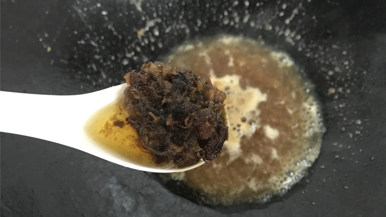 八宝酱焖虾,1勺的八宝酱,炒匀。