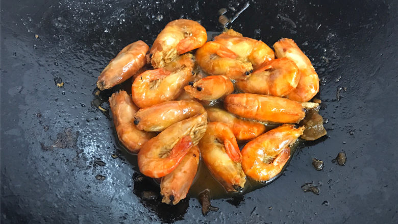 八宝酱焖虾,焖煮至汤汁浓稠收汁虾入味,即可熄火。