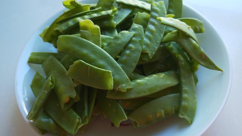 新文美食 五花肉炒荷兰豆,<a style='color:red;display:inline-block;' href='/shicai/ 81'>荷兰豆</a>摘掉两头,去筋,洗干净。