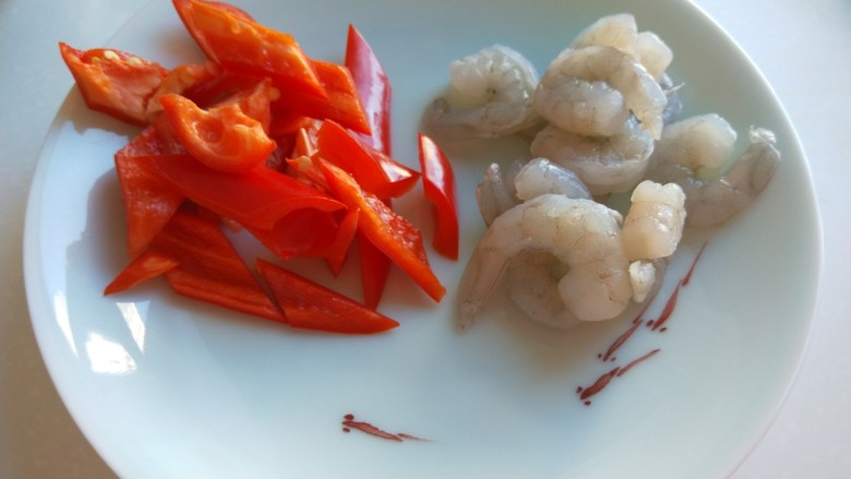 新文美食 五花肉炒荷兰豆,<a style='color:red;display:inline-block;' href='/shicai/ 287'>虾仁</a>几个洗干净。