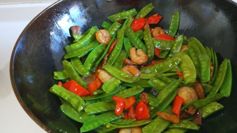 新文美食 五花肉炒荷兰豆,翻炒均匀。