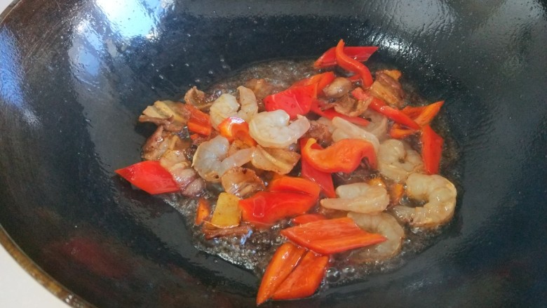 新文美食 五花肉炒荷兰豆,倒入虾仁,红椒炒均匀。