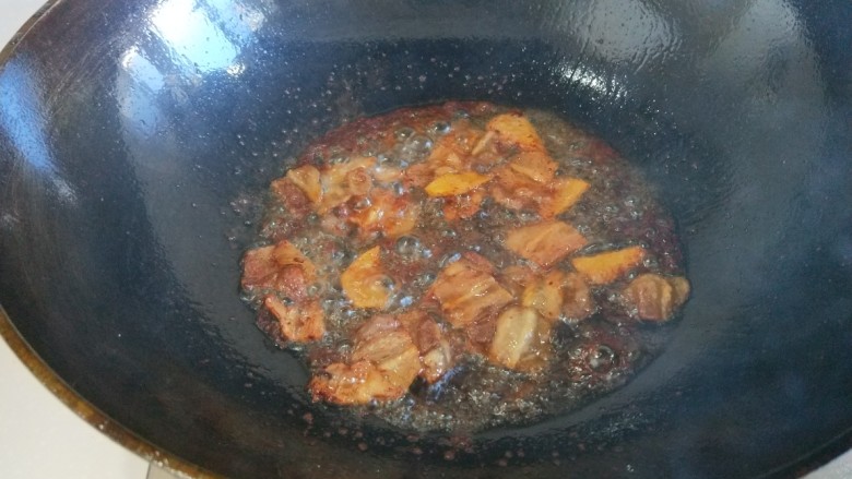 新文美食 五花肉炒荷兰豆,倒入适量<a style='color:red;display:inline-block;' href='/shicai/ 718'>料酒</a>,美食鲜酱油。