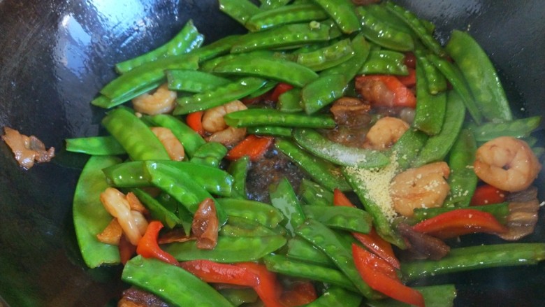 新文美食 五花肉炒荷兰豆,加入适量盐,<a style='color:red;display:inline-block;' href='/shicai/ 756'>鸡精</a>翻炒均匀即可出锅。