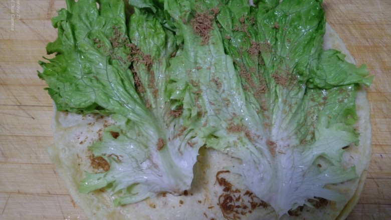 早餐肉松蛋饼,铺上<a style='color:red;display:inline-block;' href='/shicai/ 121'>生菜</a>,均匀撒上肉松。
