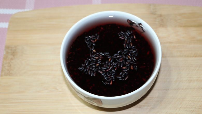 黑米养生粥,6小时后,黑米泡好啦