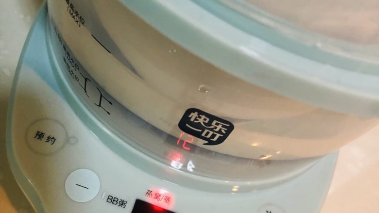 木瓜炖燕窝,燕窝炖锅内炖起,这次只放了一半的水,其实可以放一点点水就好了,但是燕窝水很好喝啊,然后又没忍住多放了一些水😢