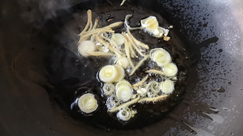海鲜疙瘩汤,锅中适量油烧热,下入葱花和姜丝包出香味。