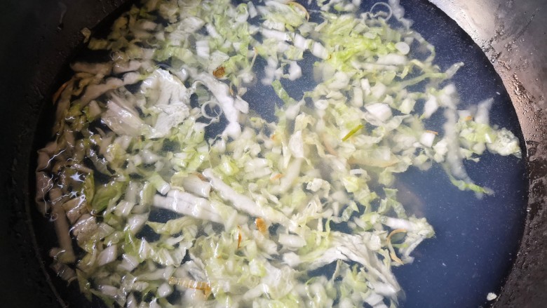 海鲜疙瘩汤,加入焯过海鲜的水。