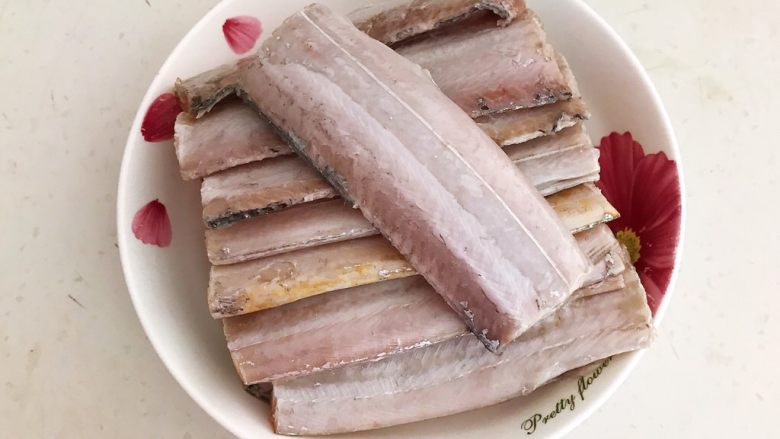 #年年有鱼# 家常红烧带鱼,用刀刮去带鱼表面的银膜