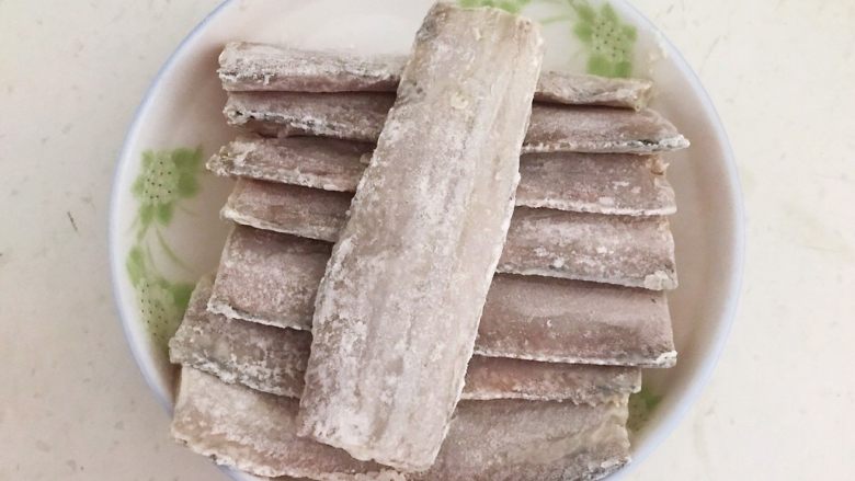 #年年有鱼# 家常红烧带鱼,逐一裹好面粉的带鱼