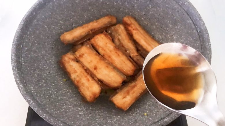 #年年有鱼# 家常红烧带鱼,加入1勺<a style='color:red;display:inline-block;' href='/shicai/ 718'>料酒</a>烹去腥味