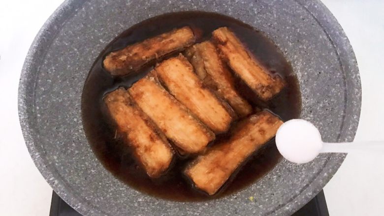 #年年有鱼# 家常红烧带鱼,加入5克精盐