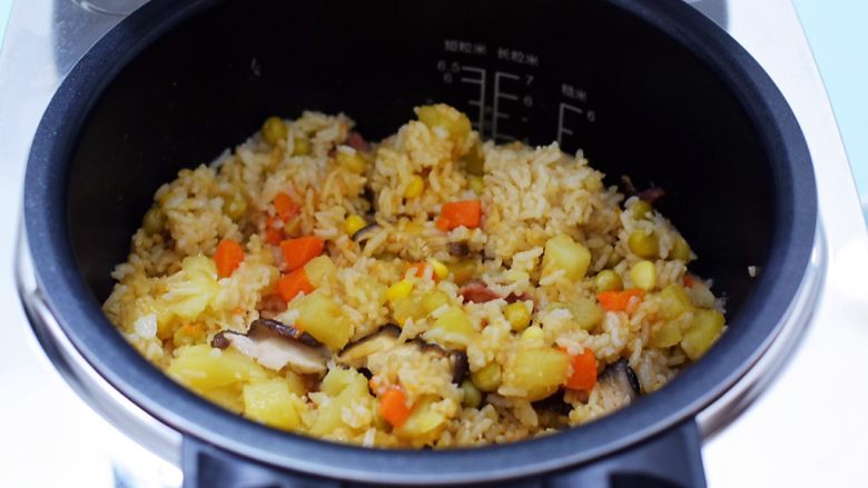 土豆腊肠焖饭,煮好后拌匀即可食用