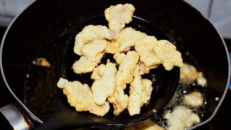 小酥肉,小火炸至金黄色,捞出控油