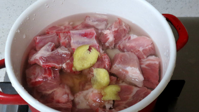 主食配菜一锅出【豆角排骨焖卷子】,放锅中,加冷水没过排骨;加生姜片和少许黄酒,大火烧开后煮2分钟关火
