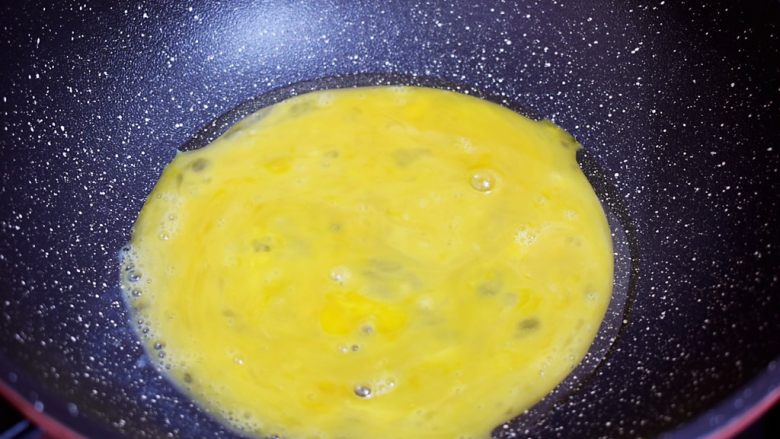 虾仁炒鸡蛋,锅中倒入适量的食用油烧热,倒入鸡蛋液