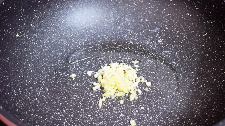 虾仁炒鸡蛋,原锅倒入适量的食用油烧热,放入蒜姜末炒出香味
