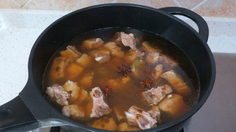 主食配菜一锅出【豆角排骨焖卷子】,加入1200克左右的水;盖好锅盖,大火烧开后转小火炖40分钟